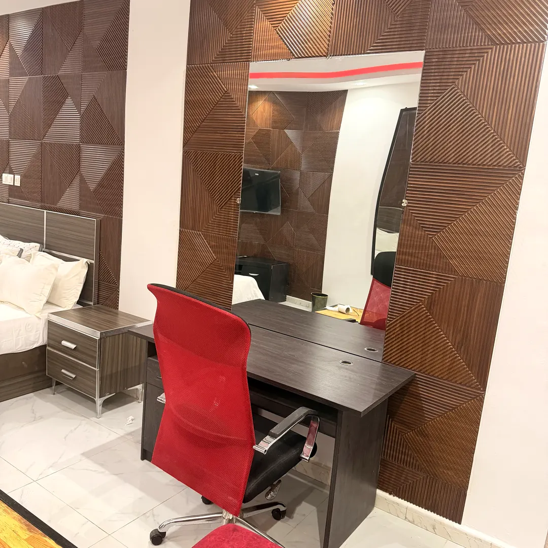 Bureau et miroir encadré de bois sculpté